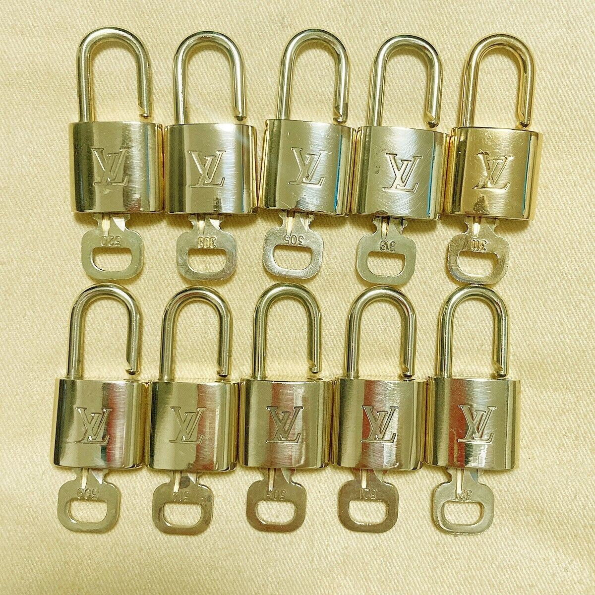 LOUIS VUITTON LV 10 SET PADLOCK CADENA KEY BAG CHARM GOLD PLATED FRANCE 31PDA127