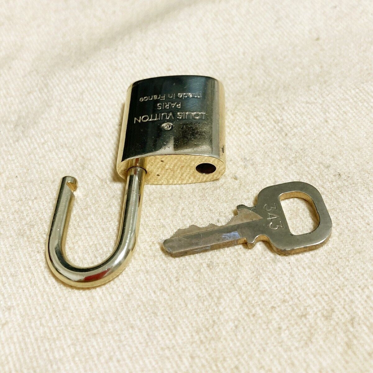 LOUIS VUITTON LV 10 SET PADLOCK KEY BAG CHARM CADENA GOLD PLATED FRANCE 31PDA087