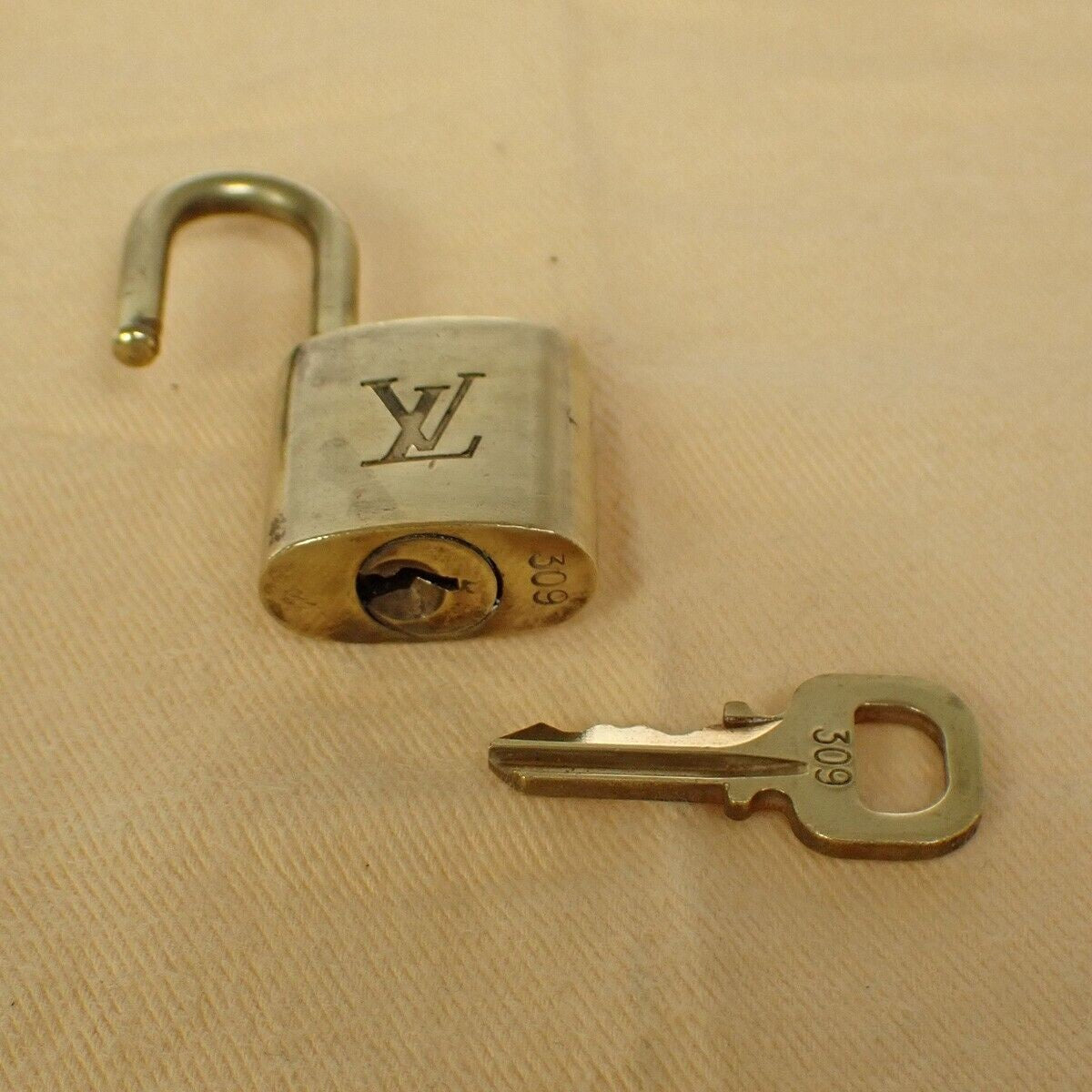 LOUIS VUITTON LV 10 SET PADLOCK KEY BAG CHARM CADENA GOLD PLATED FRANCE 37SH953
