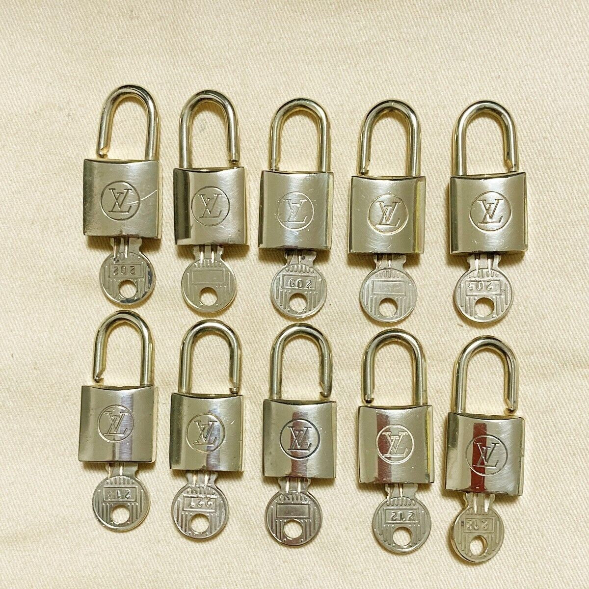 LOUIS VUITTON LV 10 SET PADLOCK KEY BAG CHARM CADENA GOLD PLATED FRANCE 35PDA046