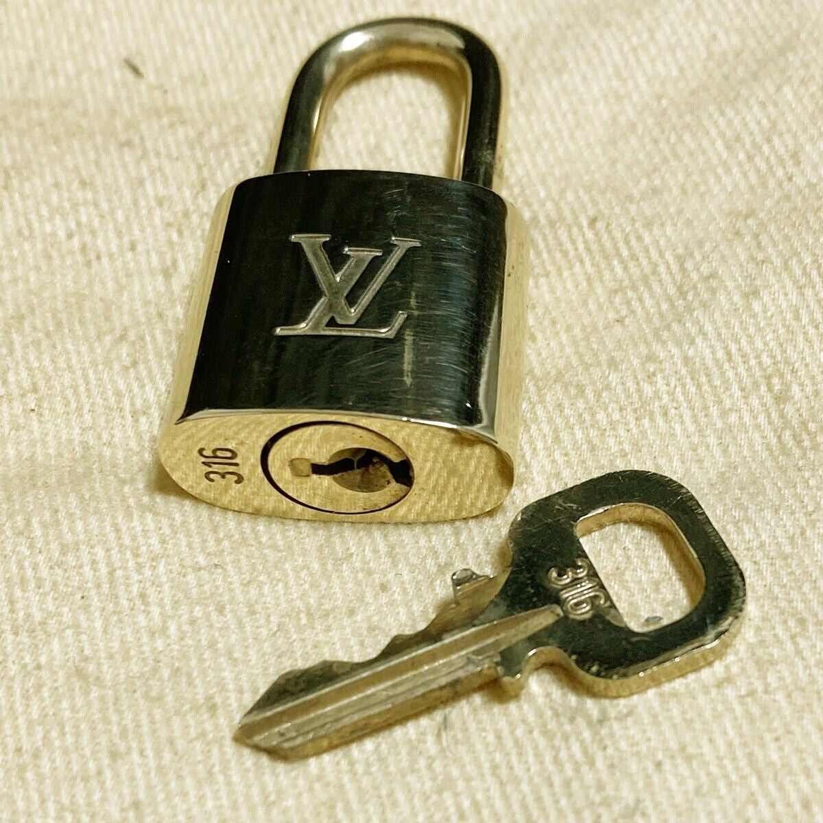 LOUIS VUITTON LV 10 SET PADLOCK KEY CHARM CADENA GOLD-PLATED FRANCE 65PDA191