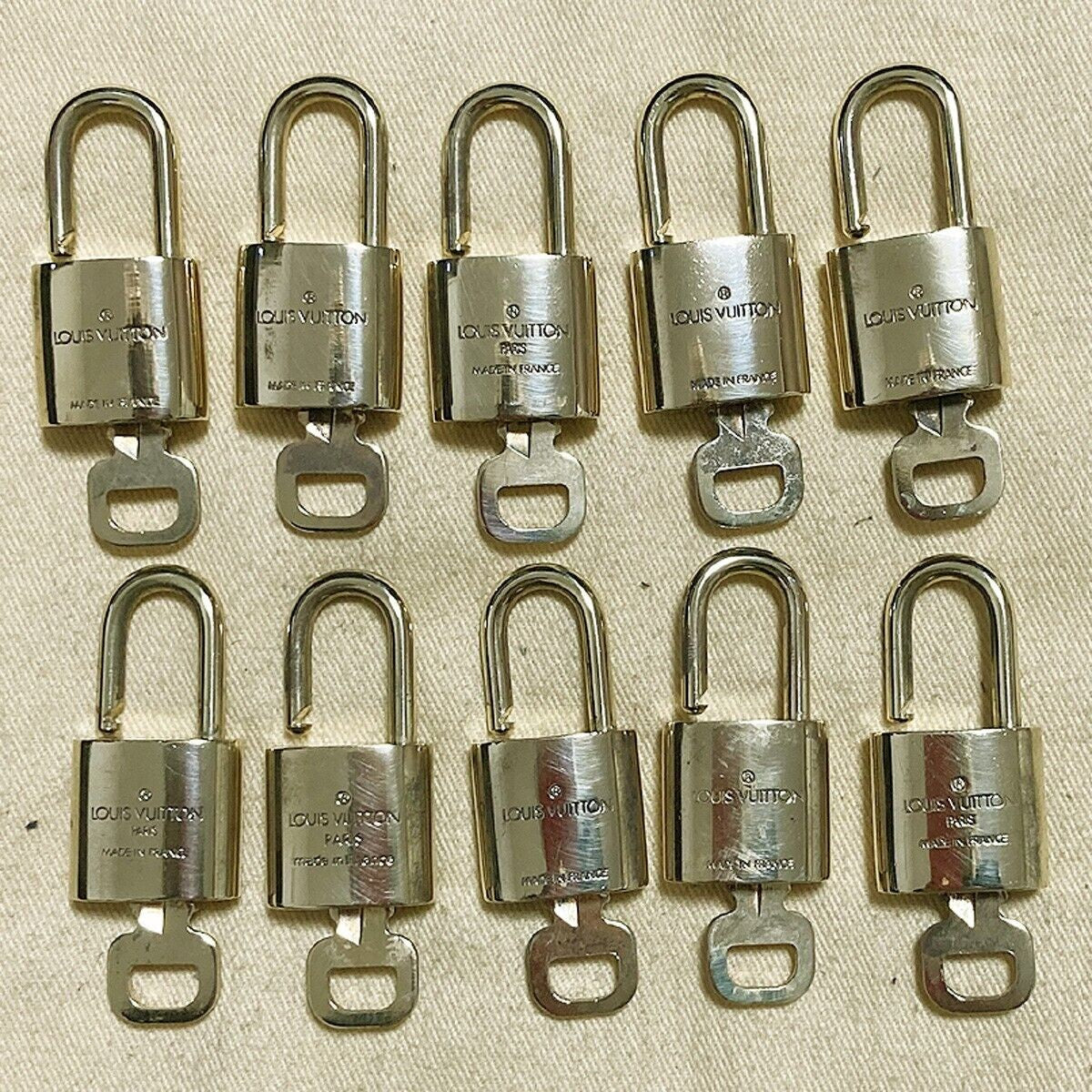 LOUIS VUITTON LV 10 SET PADLOCK KEY BAG CHARM CADENA GOLD PLATED FRANCE 37PDA080