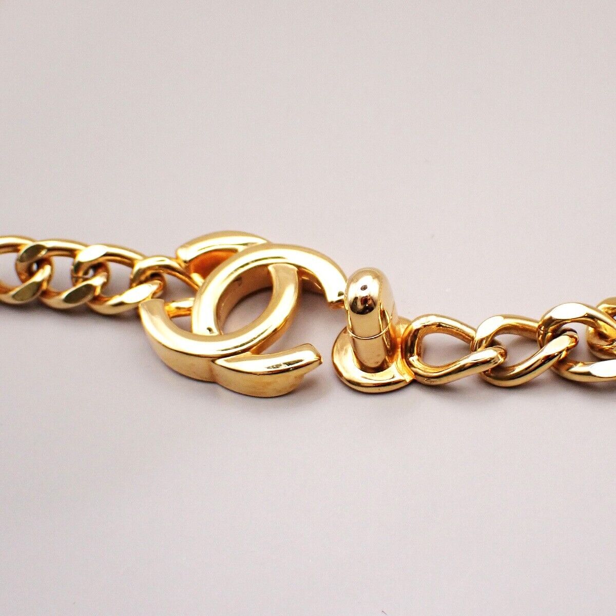 CHANEL CC Logo Turn Lock Chain Necklace Pendant 96A GHW Vintage 45RK644
