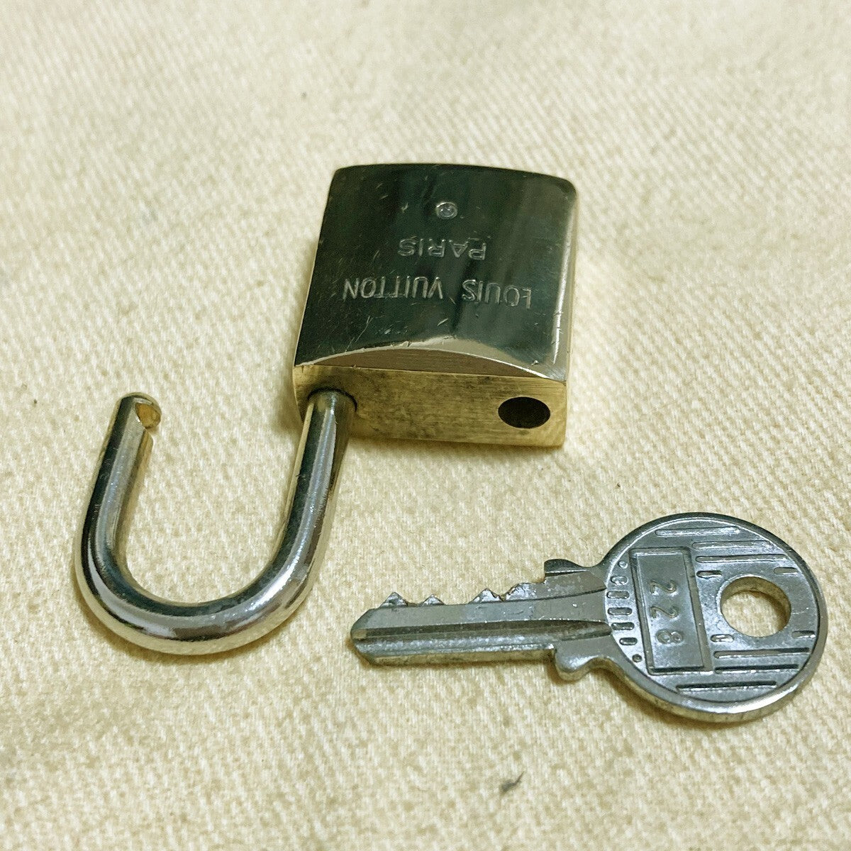 LOUIS VUITTON LV 10 SET PADLOCK KEY CHARM CADENA GOLD-PLATED FRANCE 60PDA228