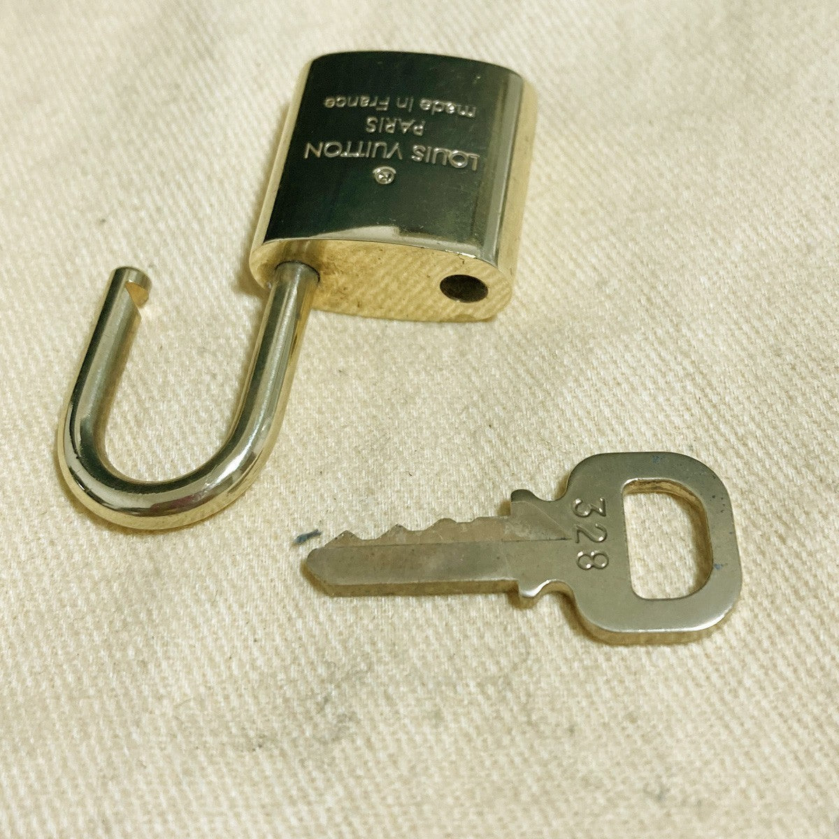 LOUIS VUITTON LV 10 SET PADLOCK KEY CHARM CADENA GOLD-PLATED FRANCE 62PDA282