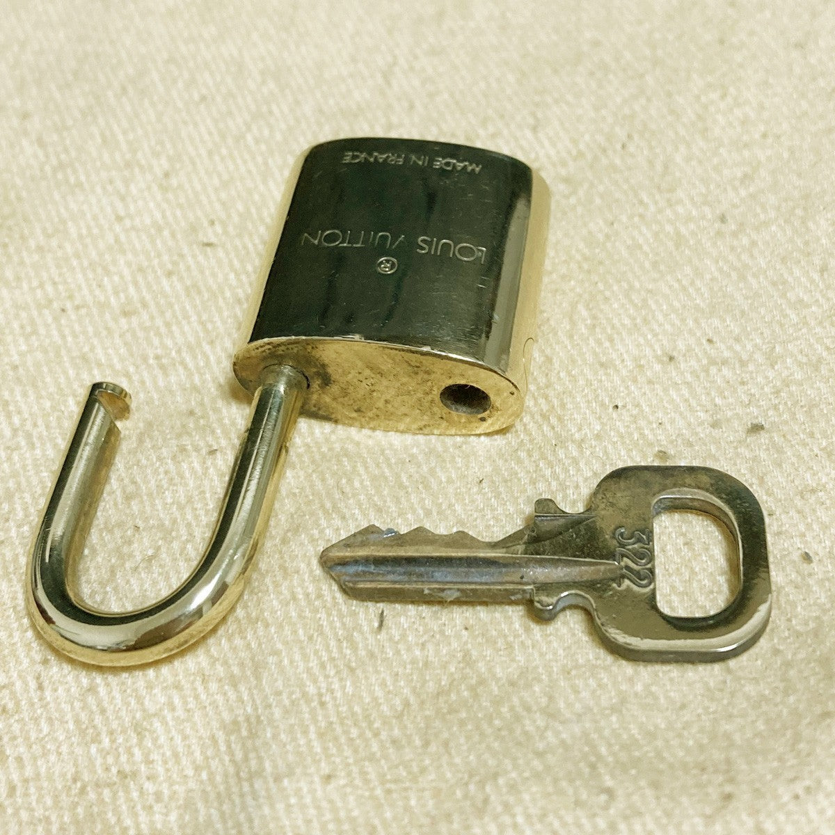 LOUIS VUITTON LV 10 SET PADLOCK KEY CHARM CADENA GOLD-PLATED FRANCE 37PDA245