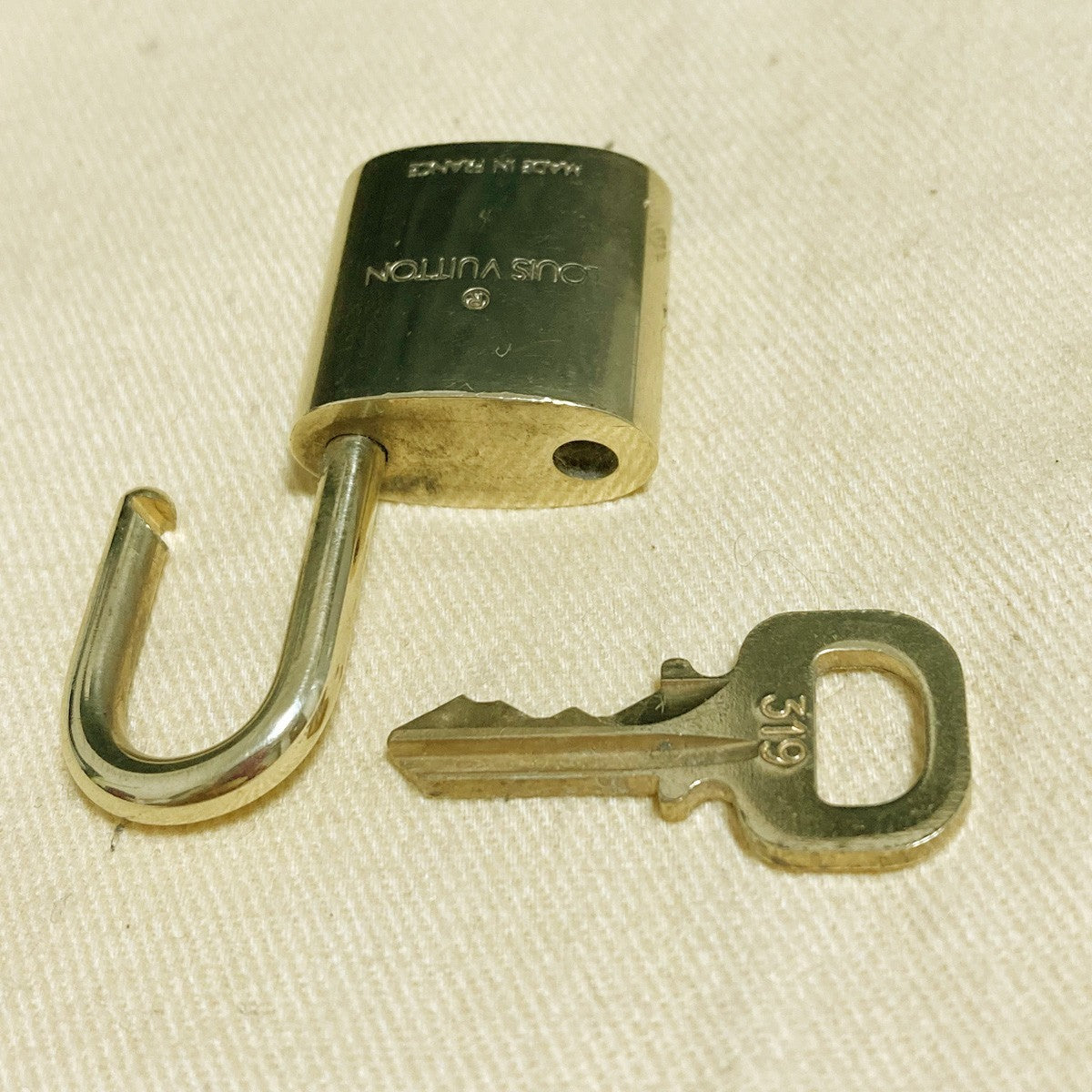 LOUIS VUITTON LV 10 SET PADLOCK KEY CHARM CADENA GOLD-PLATED FRANCE 62PDA259