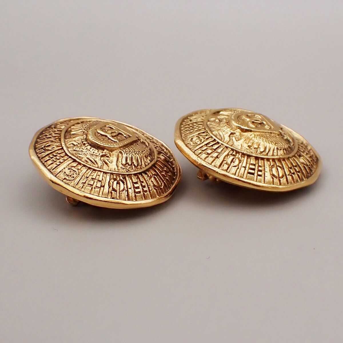 CHANEL CC Logo Emblem Round Earrings Clip-On Gold GHW France Vintage 34YG564