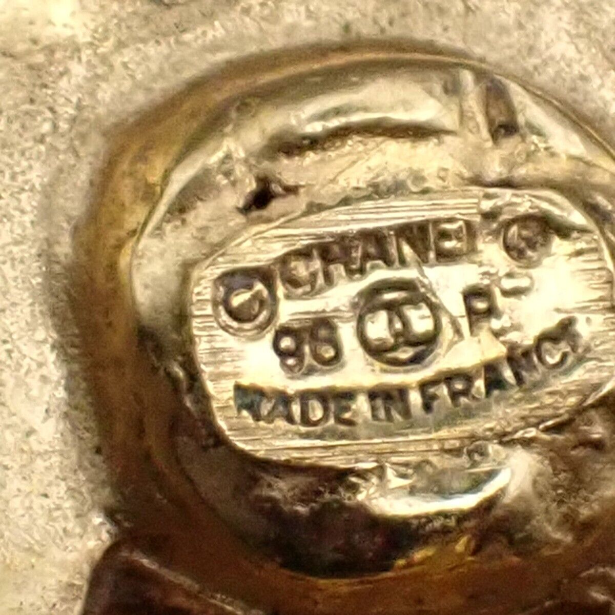 CHANEL CC Logo Flower Button Earrings 96P Clip-On Gold France Vintage 34RK708