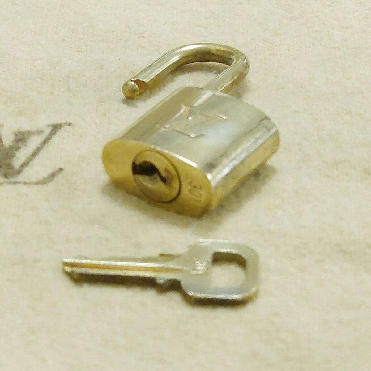 LOUIS VUITTON LV 10 SET PADLOCK KEY BAG CHARM CADENA GOLD PLATED FRANCE 37HA159