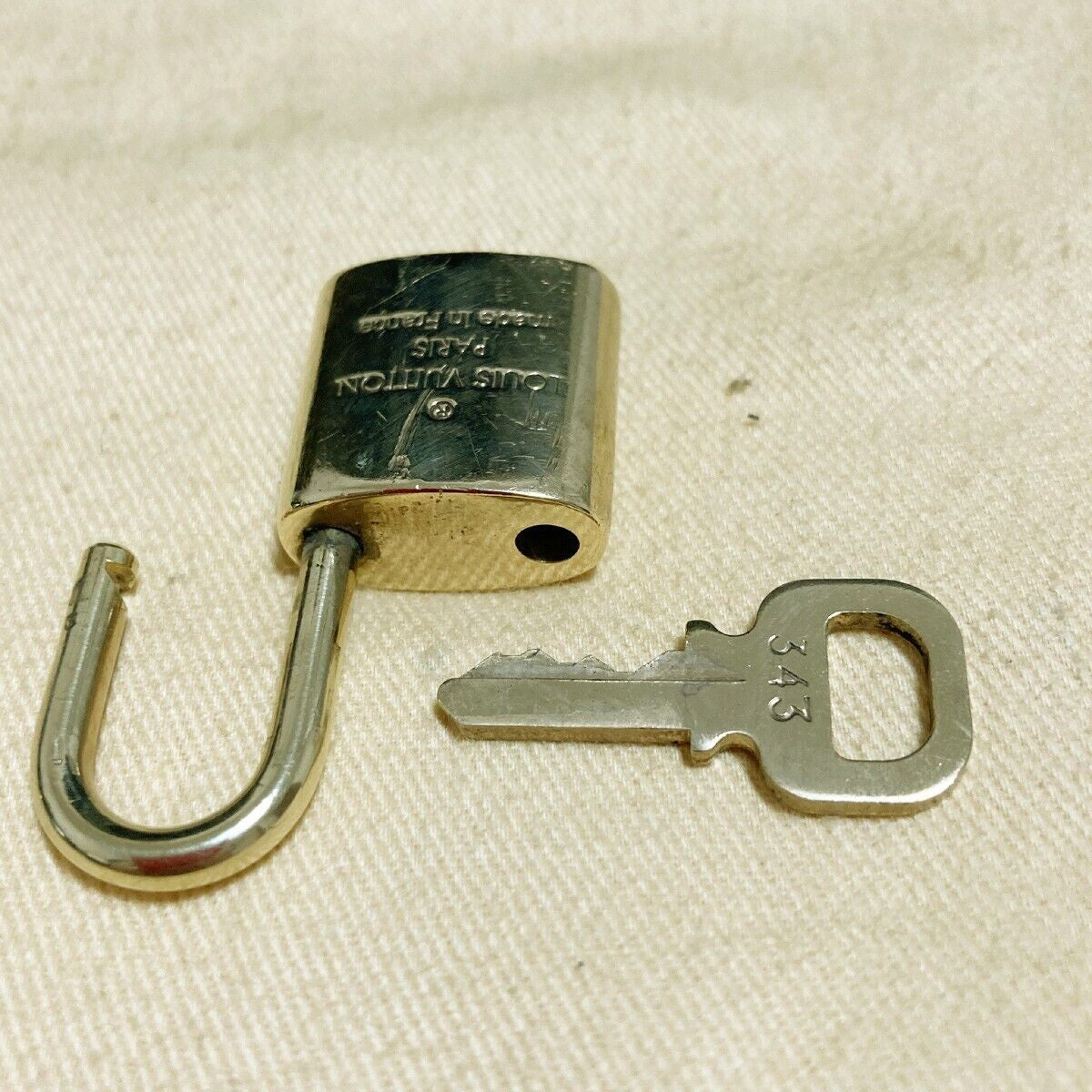 LOUIS VUITTON LV 10 SET PADLOCK KEY BAG CHARM CADENA GOLD-PLATED FRANCE 31PDA133
