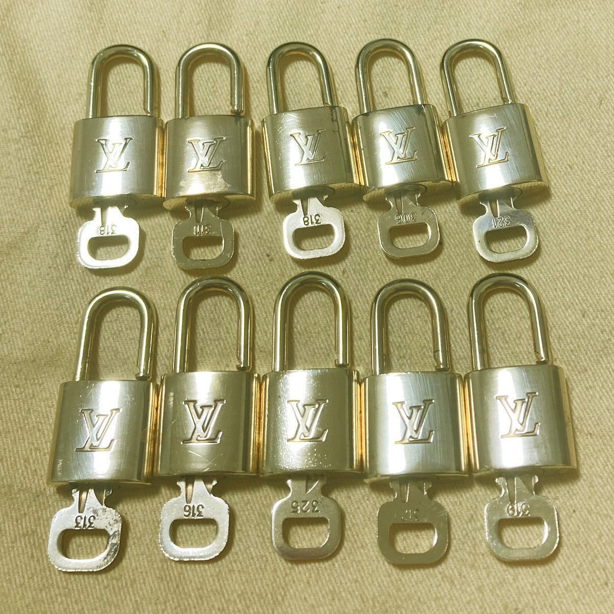 LOUIS VUITTON LV 10 SET PADLOCK KEY CHARM CADENA GOLD-PLATED FRANCE 30PDA275