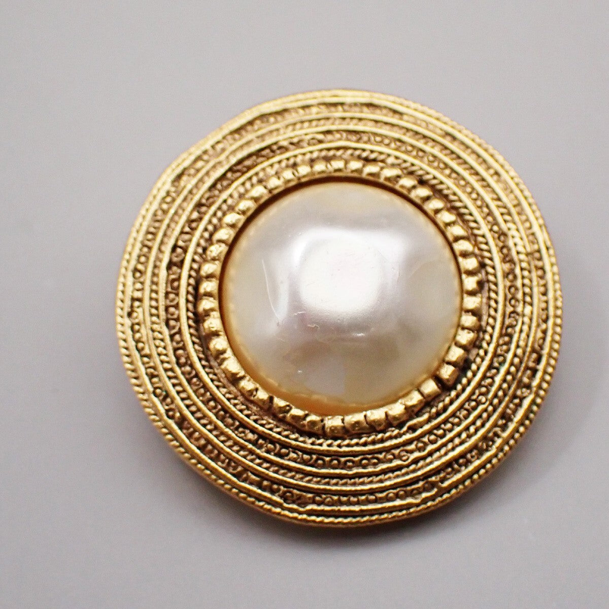 CHANEL Logo Imitation Pearl Round Button Earrings Clip-On GHW Vintage 64RK810