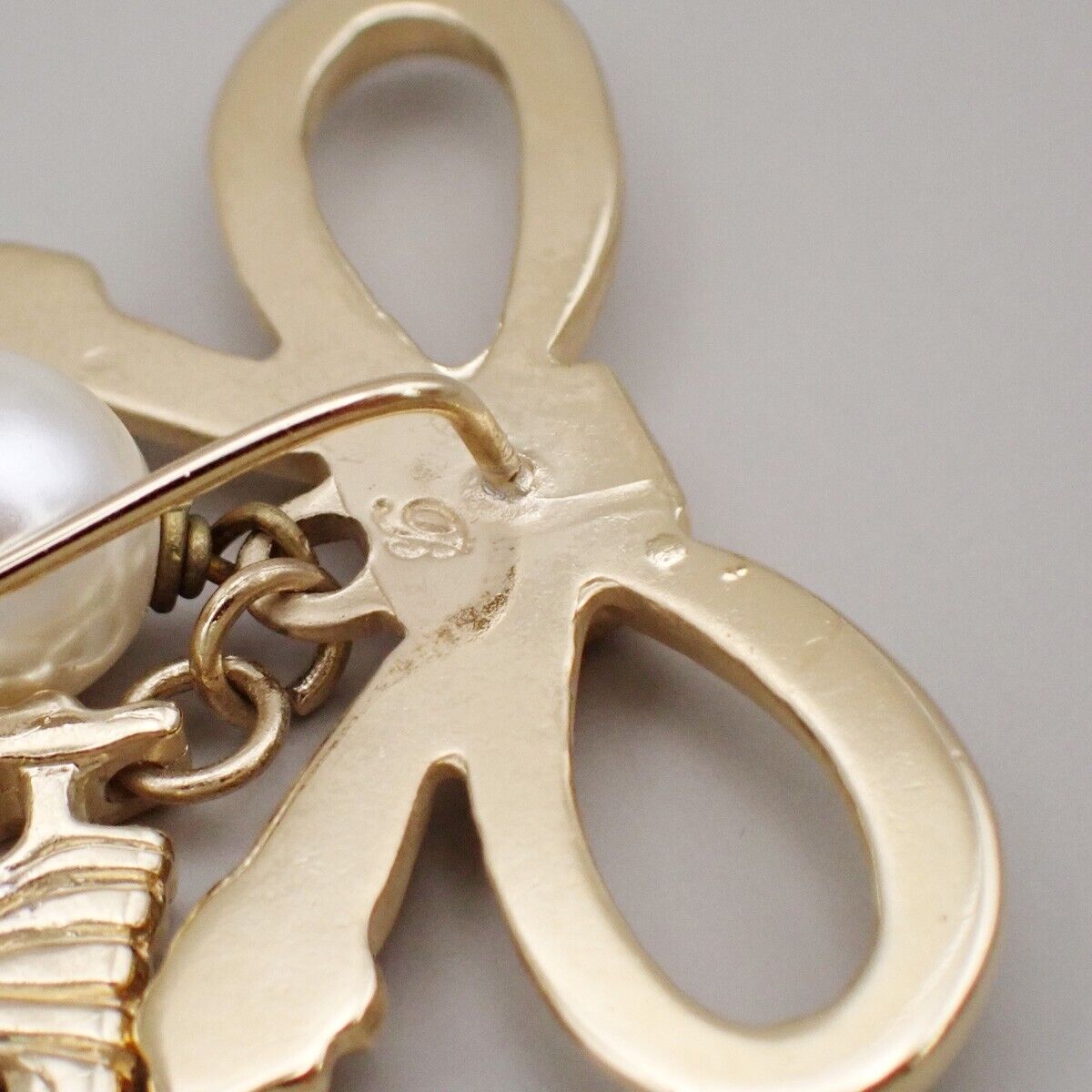 SALVATORE FERRAGAMO Logo Imitation Pearl Ribbon Pin Brooch Gold 03YG040