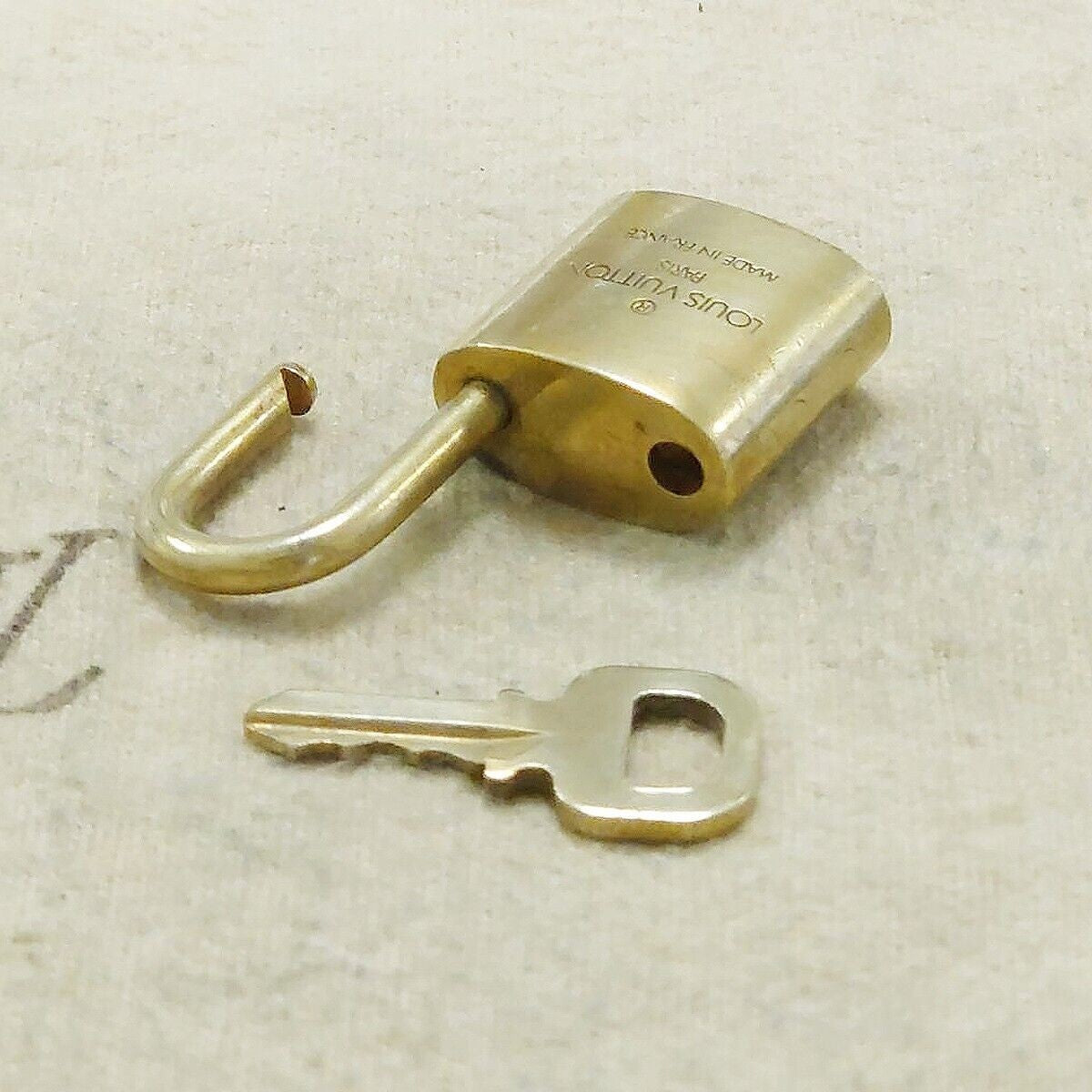 LOUIS VUITTON LV 10 SET PADLOCK KEY BAG CHARM CADENA GOLD PLATED FRANCE 65HA163