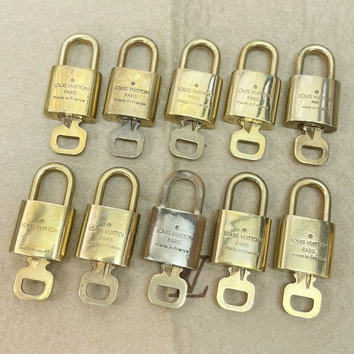 LOUIS VUITTON LV 10 SET PADLOCK KEY BAG CHARM CADENA GOLD PLATED FRANCE 33JF634