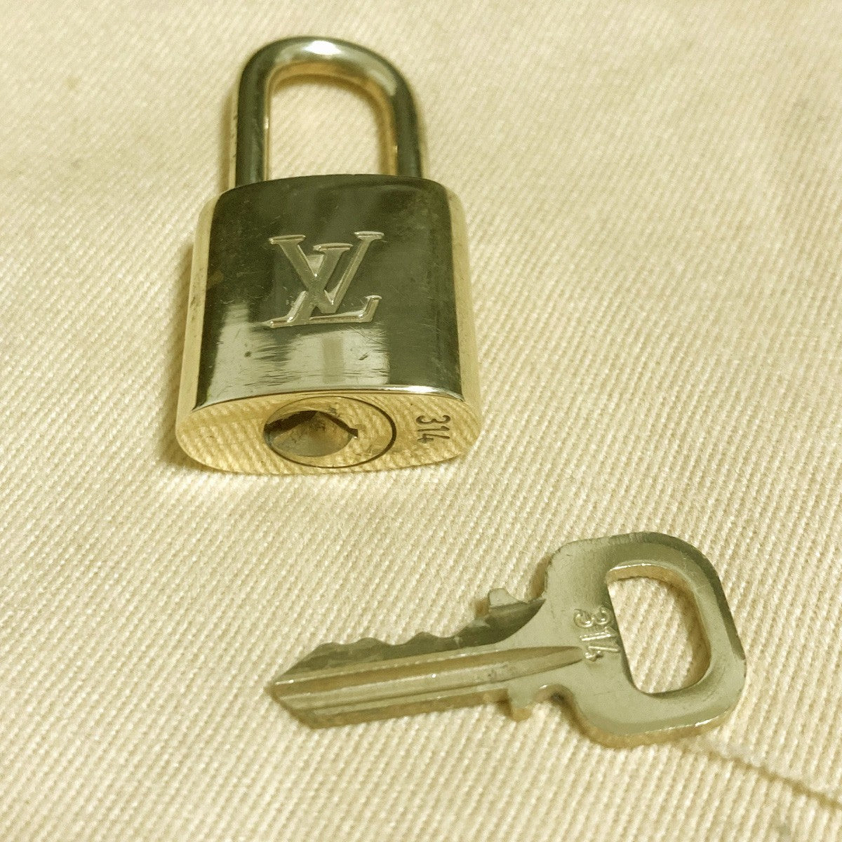 LOUIS VUITTON LV 10 SET PADLOCK KEY CHARM CADENA GOLD-PLATED FRANCE 31PDA313